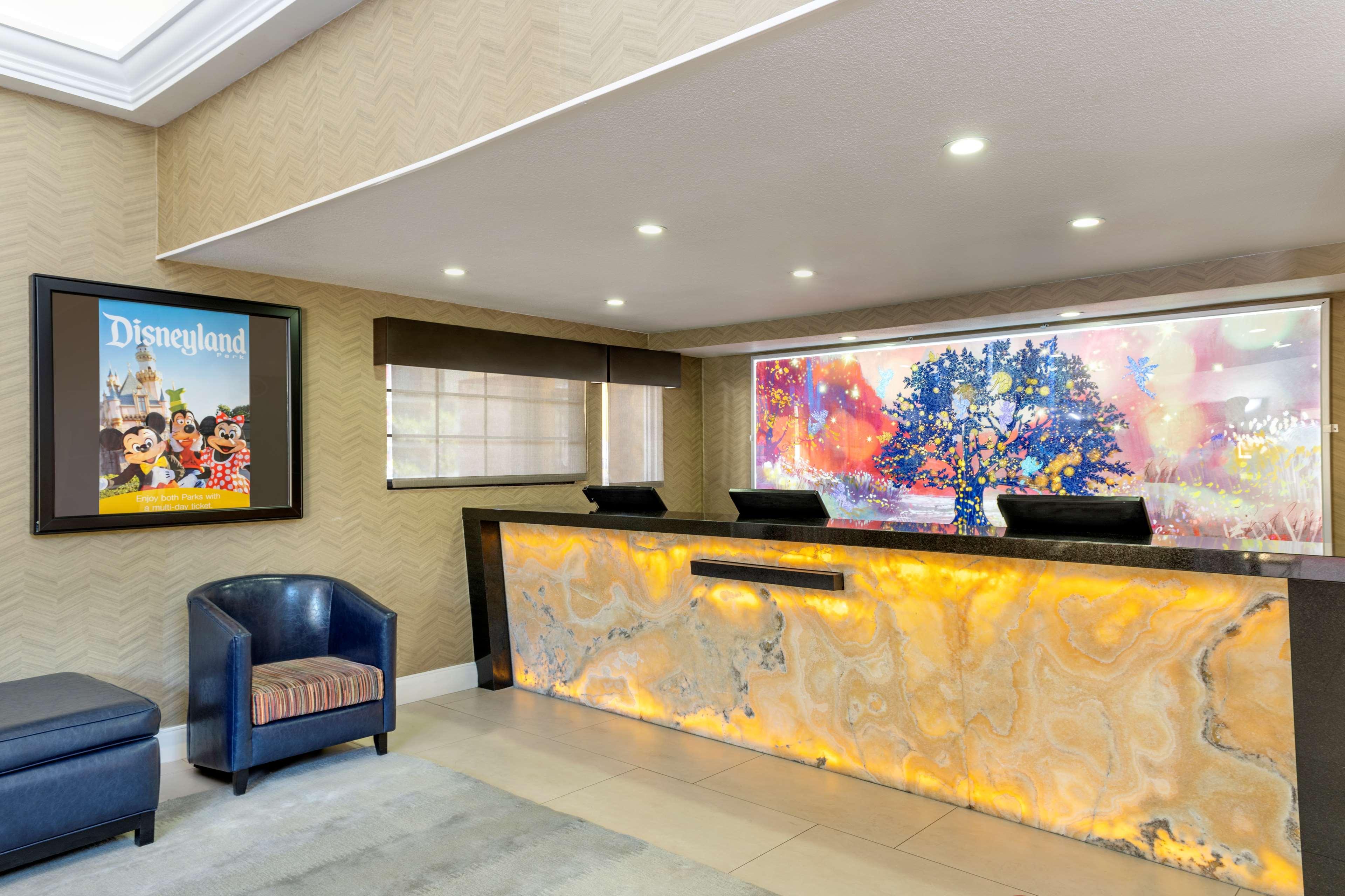 Best Western Plus Raffles Inn & Suites Anaheim Exterior foto